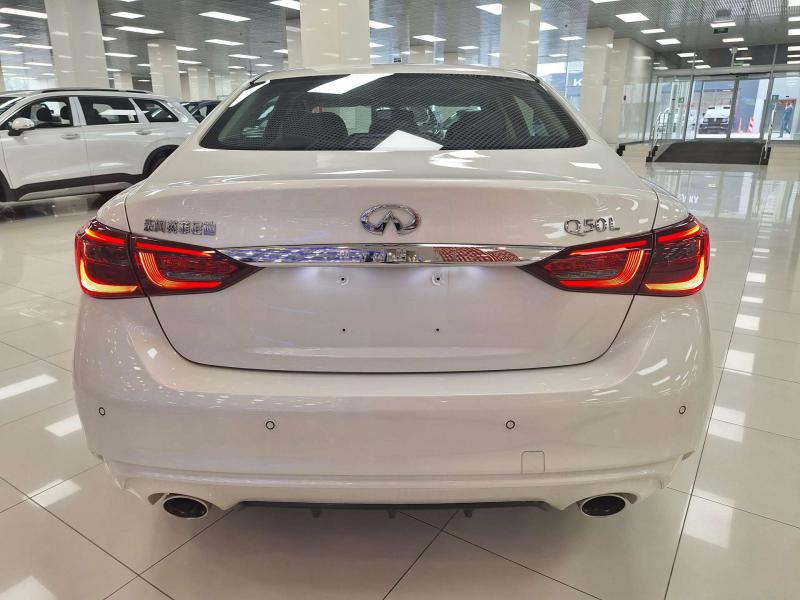 Infiniti Q50 I Рестайлинг Бензин 2 л. 211 л.с. автомат задний
