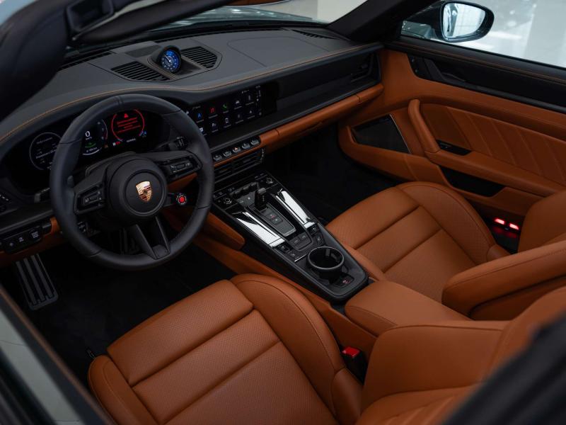 Porsche 911 VIII (992) Рестайлинг Гибрид 3.6 л. 541 л.с. робот полный