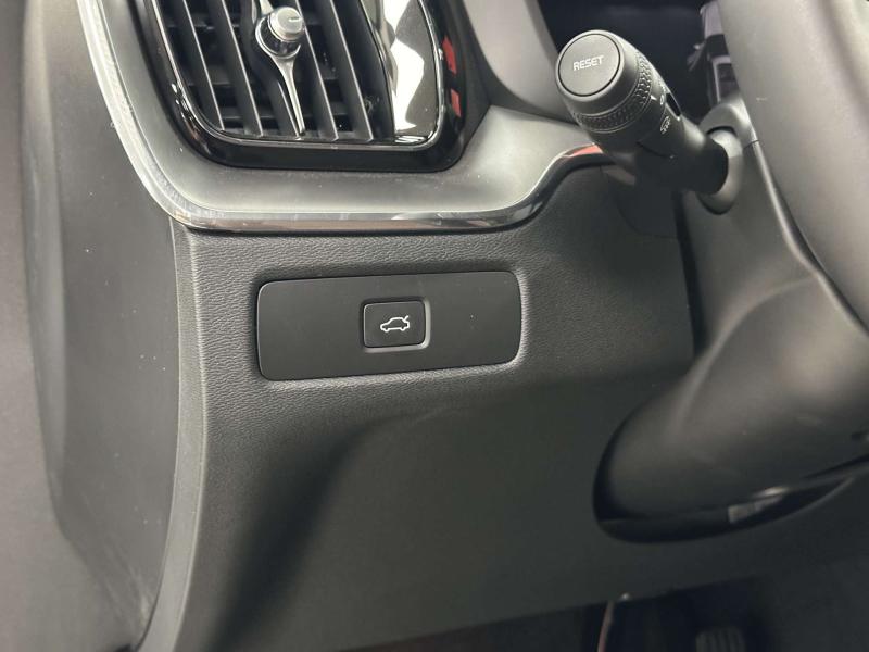 Volvo XC60 2 поколение [рестайлинг] 2.0 AT (250 л.с.)