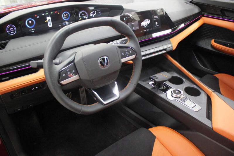 Changan UNI-V  Бензин 1.5 л. 181 л.с. робот передний