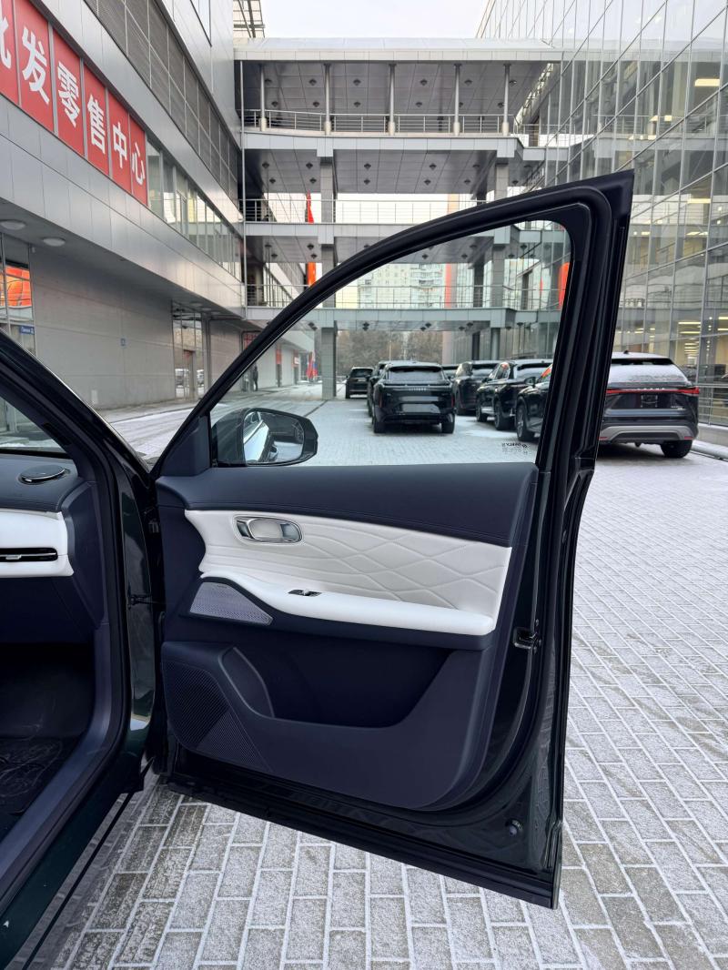 Geely Galaxy Starship 7 1 поколение 1,5 л  218 л.с. гибрид