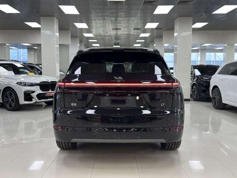 LiXiang L7 I Рестайлинг Гибрид 1.5 л. 449 л.с. автомат полный