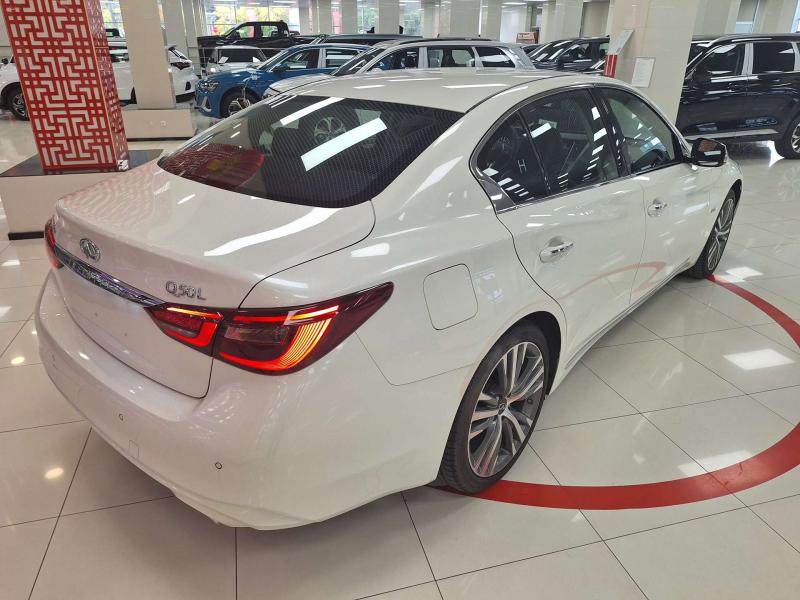 Infiniti Q50 I Рестайлинг Бензин 2 л. 211 л.с. автомат задний
