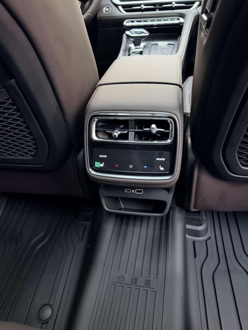 Geely Monjaro  Бензин 2 л. 238 л.с. автомат полный