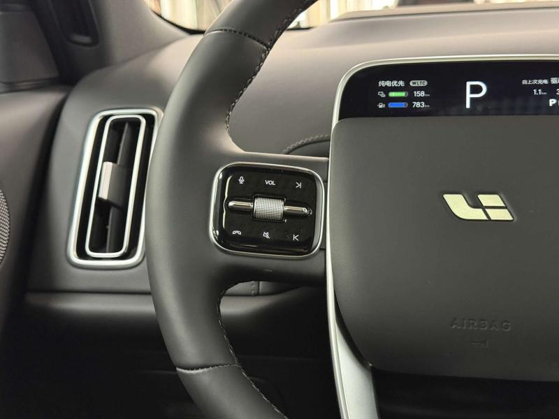 LiXiang L9 I Рестайлинг Гибрид 1.5 л. 449 л.с. автомат полный