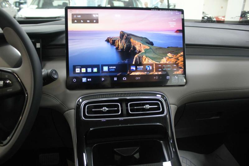 Geely Atlas Pro  Бензин 1.5 л. 177 л.с. робот полный