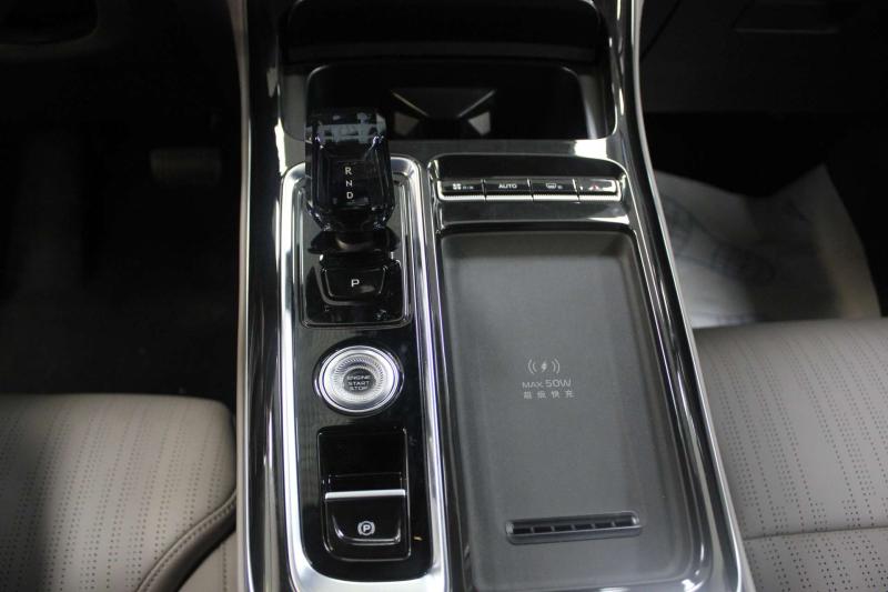 Geely Atlas Pro  Бензин 1.5 л. 177 л.с. автомат передний