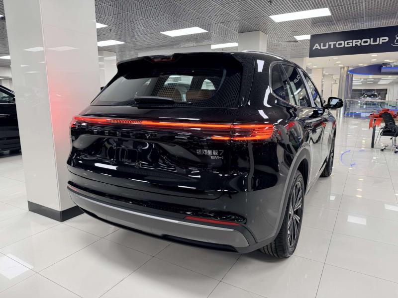 Geely Galaxy L7  Гибрид 1.5 л. 163 л.с. автомат передний