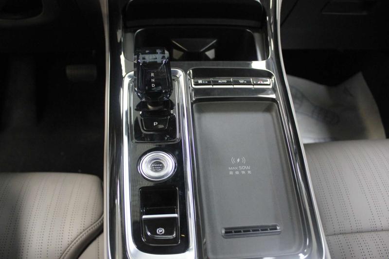 Geely Atlas Pro  Бензин 1.5 л. 177 л.с. робот полный