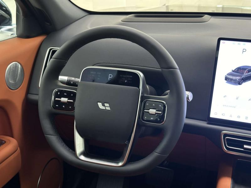 LiXiang L7 I Рестайлинг Гибрид 1.5 л. 449 л.с. автомат полный