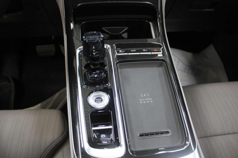 Geely Atlas Pro  Бензин 1.5 л. 177 л.с. автомат передний