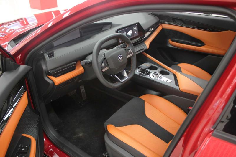 Changan UNI-V  Бензин 1.5 л. 181 л.с. робот передний