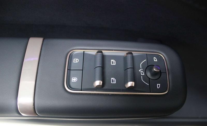 Lynk & Co 900 Поколение 1 AT Гибрид 2 л. (720 л.с.)