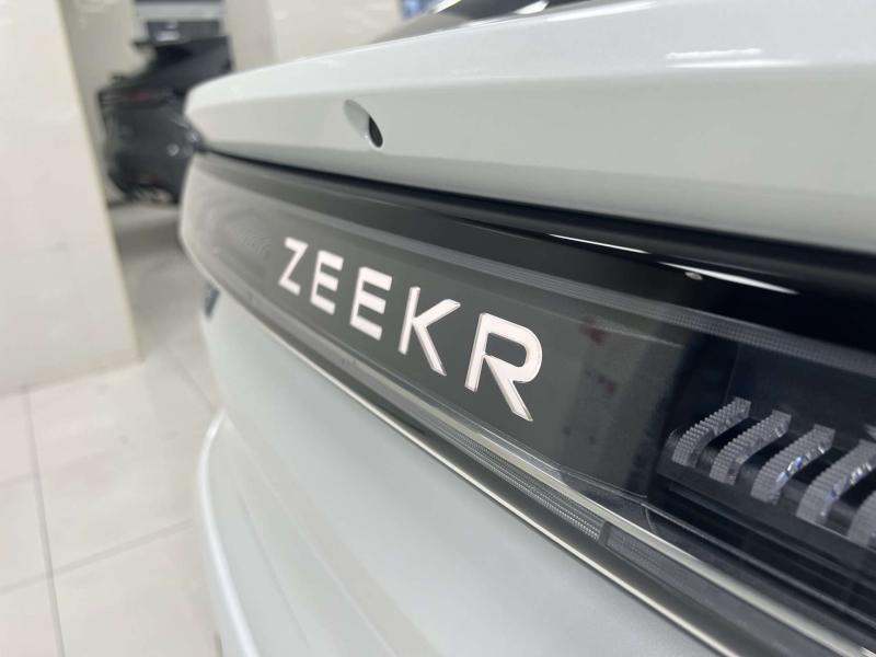 Zeekr 001 1 поколение AT 4WD (544 л.с.)  2023 L6T79T2E6PP050810  Белый