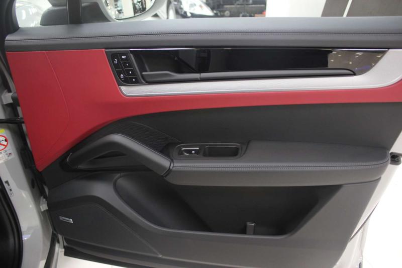 Porsche Cayenne III Рестайлинг Гибрид 4 л. 739 л.с. автомат полный