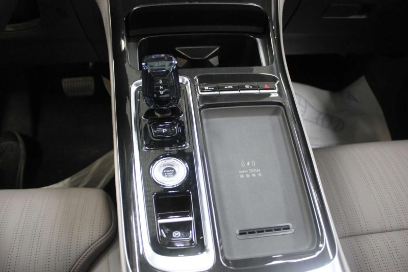 Geely Atlas Pro  Бензин 1.5 л. 177 л.с. робот полный