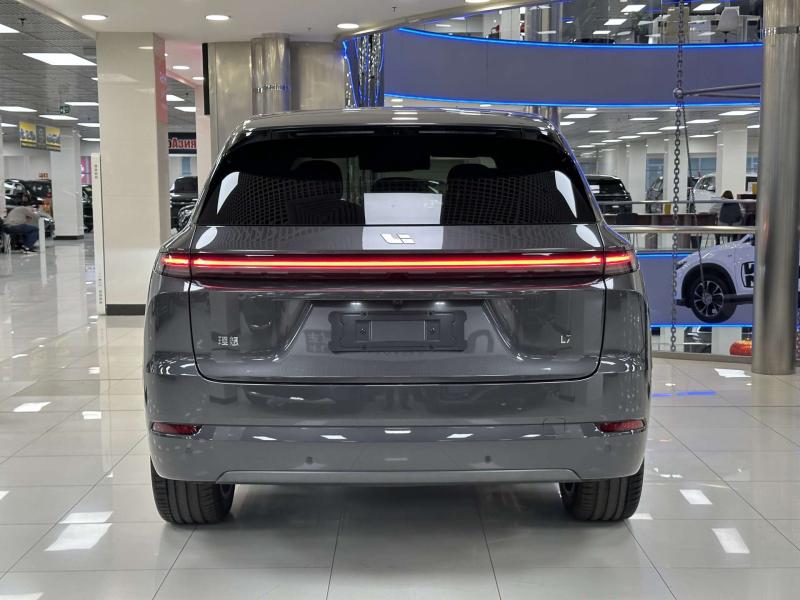 LiXiang L7 I Рестайлинг Гибрид 1.5 л. 449 л.с. автомат полный