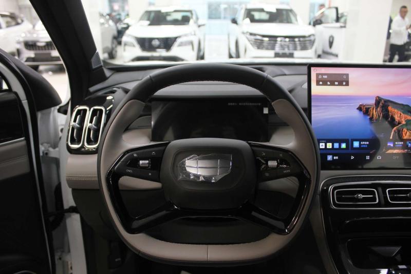 Geely Atlas Pro  Бензин 1.5 л. 177 л.с. робот полный