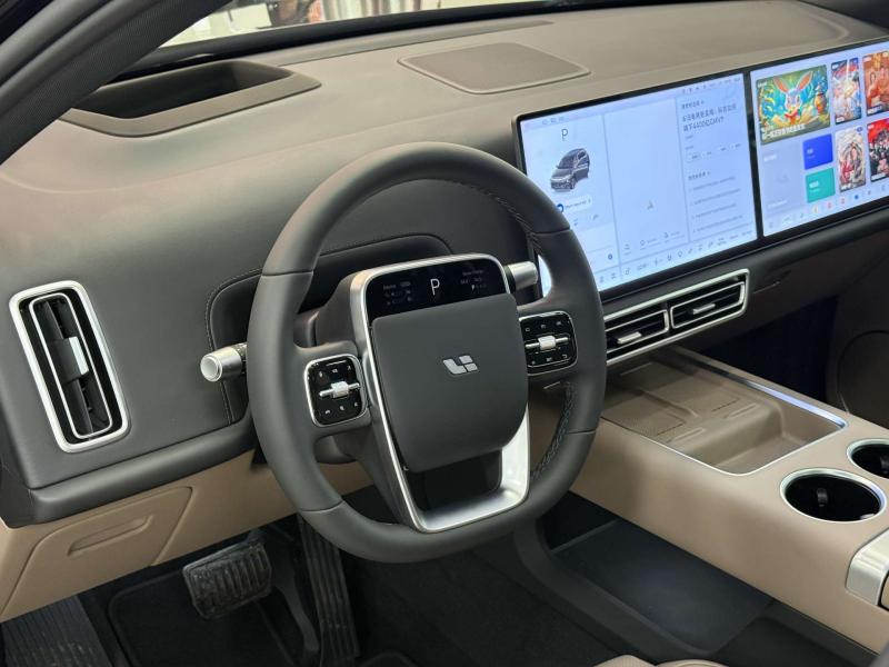LiXiang L7 I Рестайлинг Гибрид 1.5 л. 449 л.с. автомат полный