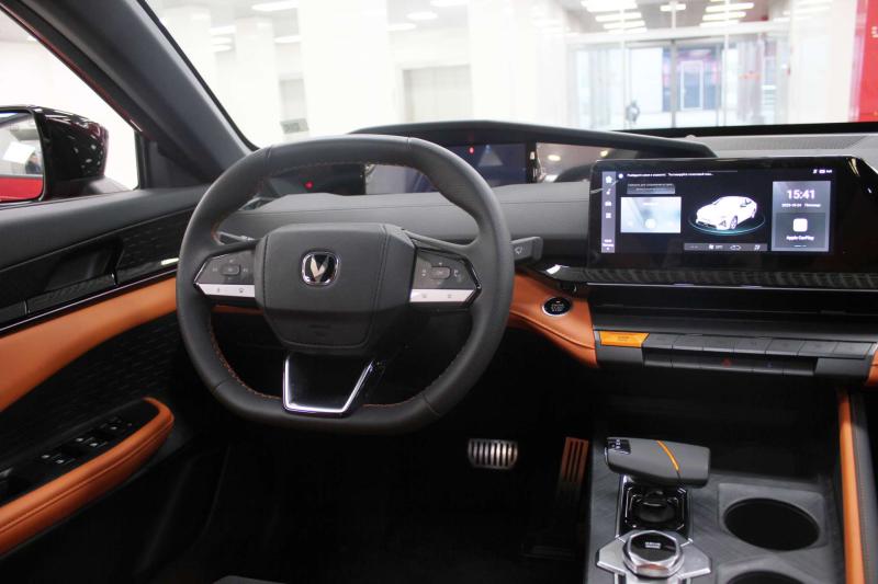 Changan UNI-V  Бензин 1.5 л. 181 л.с. робот передний