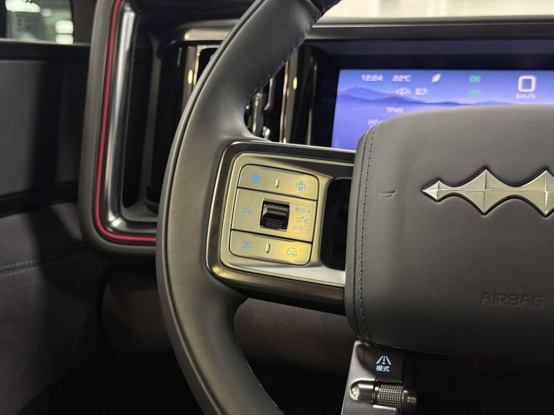 BYD FangChengBao Leopard 5  Гибрид 1.5 л. 687 л.с. вариатор полный