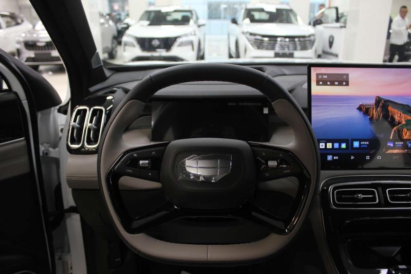 Geely Atlas Pro  Бензин 1.5 л. 177 л.с. автомат передний
