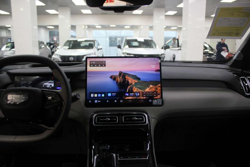 Geely Atlas Pro  Бензин 1.5 л. 177 л.с. робот полный