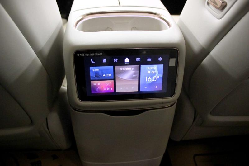 Lynk & Co 900 Поколение 1 2.0h 734 л.с