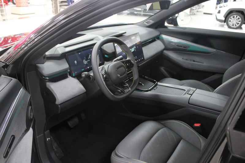 Lynk & Co 08  Гибрид 1.5 л. 593 л.с. автомат полный