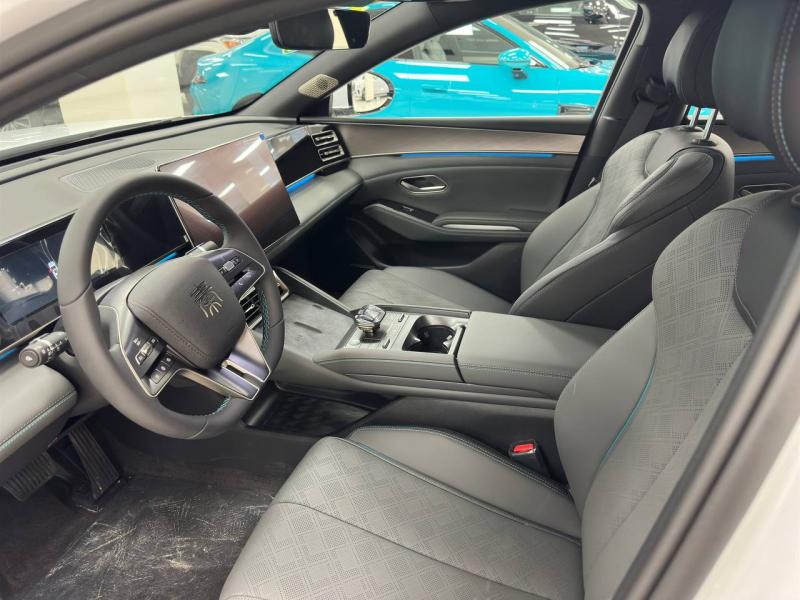 BYD Qin III Гибрид 1.5 л. 218 л.с. автомат передний