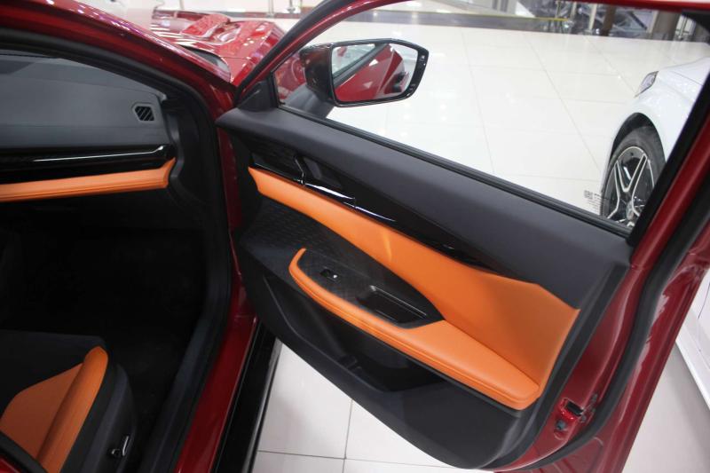 Changan UNI-V  Бензин 1.5 л. 181 л.с. робот передний